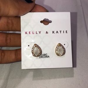 Teardrop earrings 💚